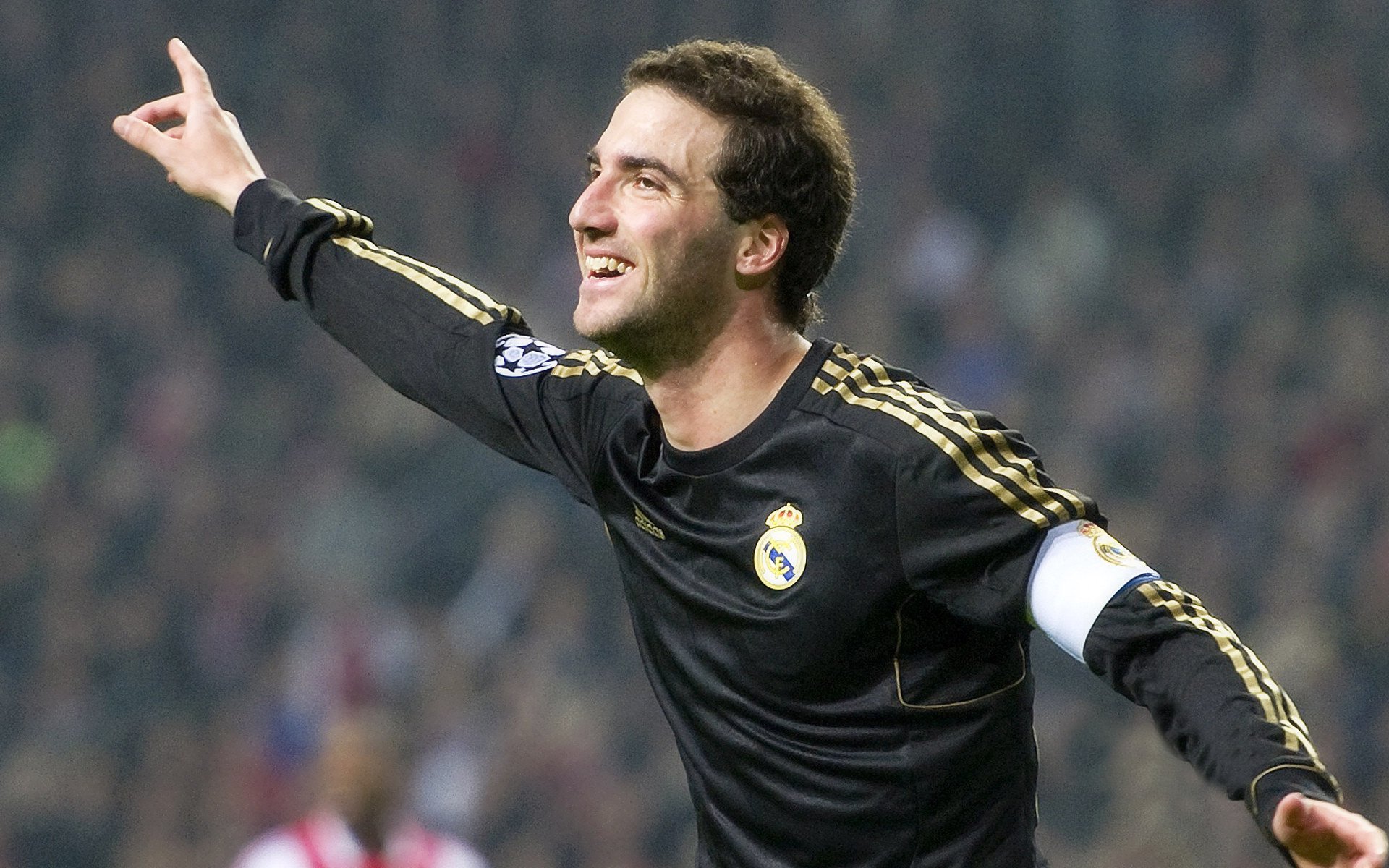 世界杯万人空巷：足球盛宴掀起狂潮，世界杯足球赛如火如荼地进行